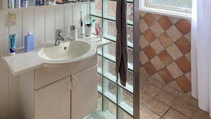 A bathroom with a white sink, a mirror, and a window with a view of the outside. - Awesome home in Samsø with WiFi (Samsø)