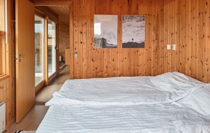 3 bedrooms, travel cot, free WiFi - Ocean front home in Saltum with sauna (Saltum)