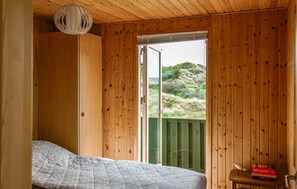 Travel crib, free WiFi