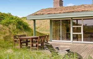 Outdoor dining - Ocean front home in Saltum with sauna (Saltum)