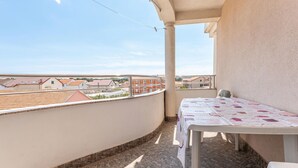 A balcony with a table covered in papers, overlooking a residential area with red-tiled roofs. - Nice apartment in Biograd na Moru with WiFi (Biograd na Moru)