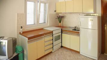 Fridge, oven, stovetop