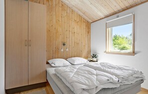 3 bedrooms, iron/ironing board, travel crib, free WiFi