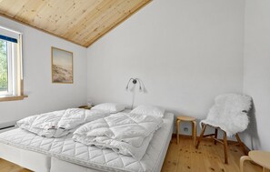 3 bedrooms, iron/ironing board, travel crib, free WiFi