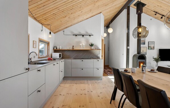 Kylskåp, diskmaskin och kaffe- och tebryggare