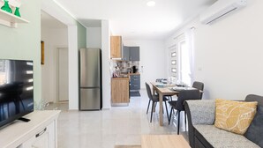 Eine moderne Wohnung mit Küche, Essbereich und Wohnzimmer.