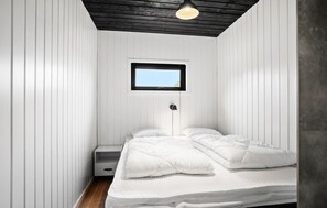 Travel crib, free WiFi