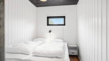 4 bedrooms, travel crib, WiFi (free)