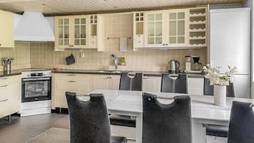 KylskÄp, spishÀll, diskmaskin och kaffe- och tebryggare