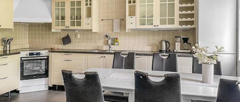 Fridge, stovetop, dishwasher, coffee/tea maker