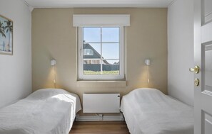 4 bedrooms, travel crib, free WiFi - Beautiful home in Harboøre with sauna (Harboøre)
