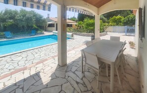 تناول الطعام بالخارج