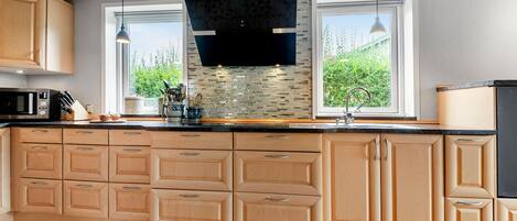 Réfrigérateur, surface de cuisson, lave-vaisselle, cafetiÚre-théiÚre