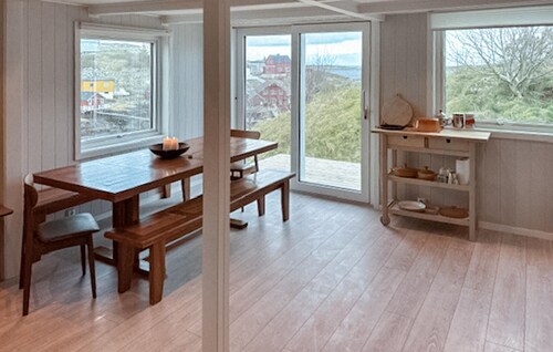 Lovely home in Mausund with WiFi