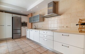 Een koelkast, een kookplaat, een vaatwasser