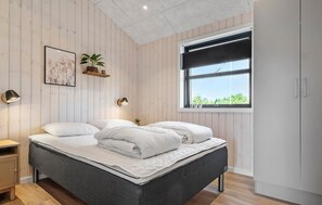 Travel crib, free WiFi