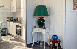 KĂŒhlschrank, Mikrowelle, Ofen, Wasserkocher mit Kaffee-/Teezubehör