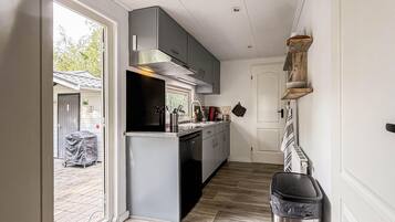 Kylskåp, spishäll och kaffe- och tebryggare