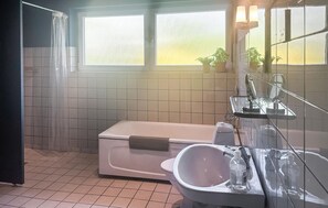 Shower - Nice home in Aakirkeby with WiFi (Aakirkeby)
