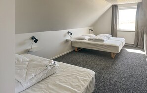 Travel crib, free WiFi