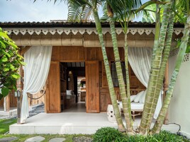 Classic Cottage, Garden View | 1 bedroom, minibar, in-room safe, desk