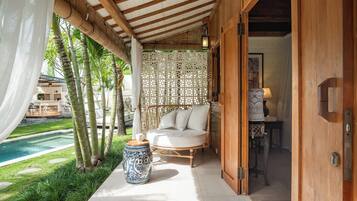 Classic Cottage, Garden View | 1 bedroom, minibar, in-room safe, desk