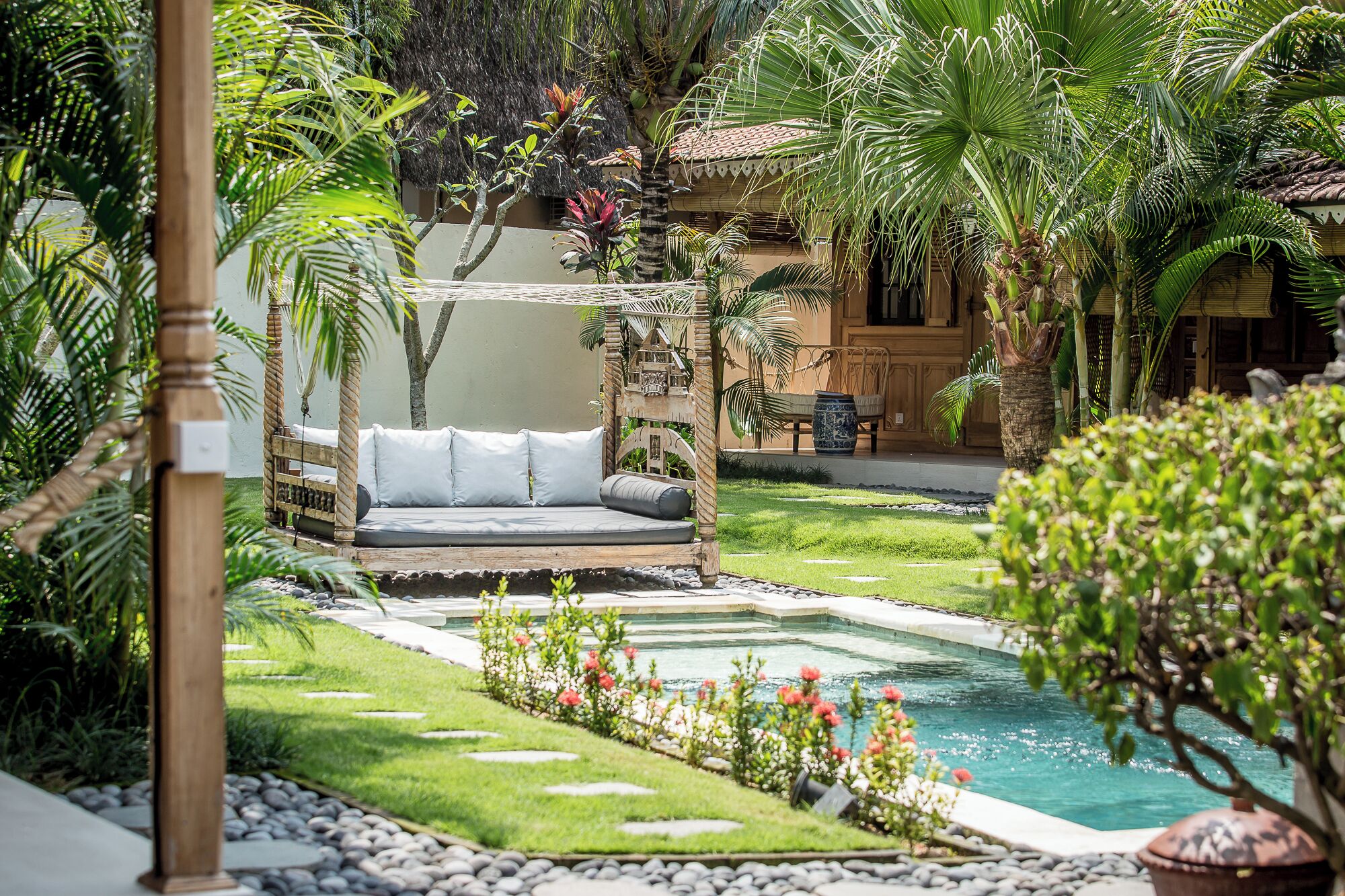 Piscine extérieure, chaises longues