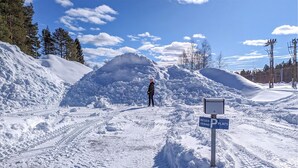 A snow-covered parking area with a sign indicating reserved parking. - Cozy home in Bastuträsk with WiFi (Bastuträsk)