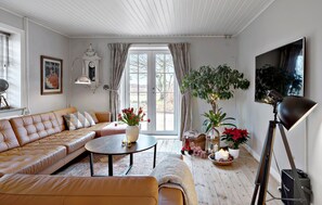 Smart-tv, een open haard en een tafeltennistafel