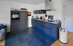 Kühlschrank, Ofen, Geschirrspüler, Wasserkocher mit Kaffee-/Teezubehör