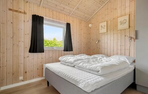 4 bedrooms, travel crib, free WiFi - Pet-friendly home in Hejls with sauna (Hejls)