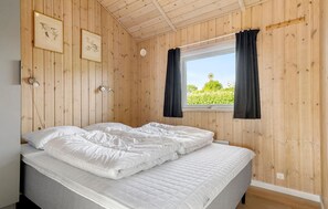 4 bedrooms, travel crib, free WiFi