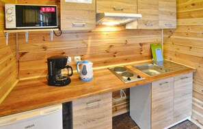 Kühlschrank, Mikrowelle, Herdplatte, Wasserkocher mit Kaffee-/Teezubehör