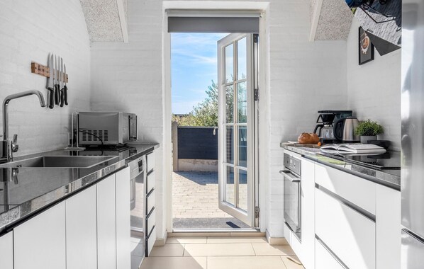 Réfrigérateur, un four, surface de cuisson, lave-vaisselle