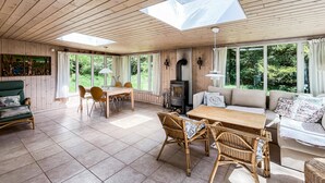 Una habitación acogedora con comedor, sofá y chimenea.