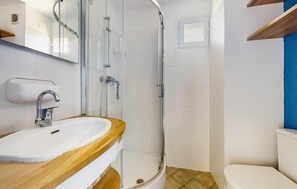 Shower - 1 bedroom pet friendly apartment in Hyères (Hyères)
