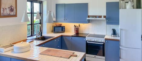 Refrigerador, parrilla de estufa, lavavajillas y cafetera y tetera