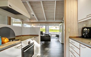 Fridge, microwave, stovetop, dishwasher - Gorgeous home in Juelsminde with sauna (Juelsminde)