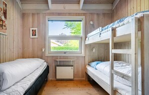 4 bedrooms, travel crib, free WiFi