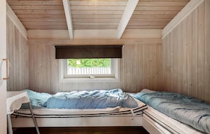 4 bedrooms, travel crib, free WiFi