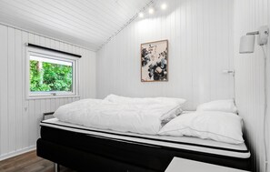 4 bedrooms, travel cot, free WiFi - Awesome home in Juelsminde with sauna (Juelsminde)