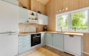 Kühlschrank, Geschirrspüler, Wasserkocher mit Kaffee-/Teezubehör