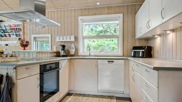 Een koelkast, een vaatwasser, een koffiezetapparaat/waterkoker