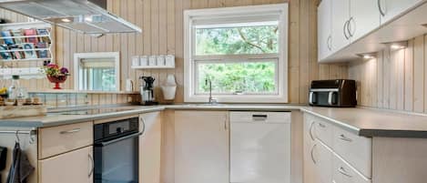 Réfrigérateur, four à micro-ondes, lave-vaisselle, cafetière-théière
