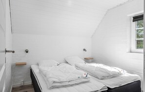 6 bedrooms, travel crib, free WiFi - Nice home in Ulfborg with sauna (Ulfborg)