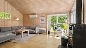 Ein gemütliches Wohnzimmer mit Sofa, einem kleinen Tisch und einem Kamin.