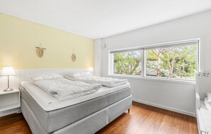 2 bedrooms, iron/ironing board, free WiFi