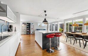 Réfrigérateur, four, lave-vaisselle, cafetière/bouilloire