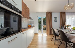 Een koelkast, een oven, een kookplaat, een vaatwasser