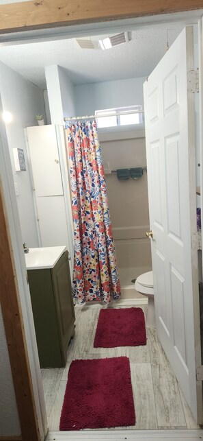 Dusj, håndklær, såpe og toalettpapir